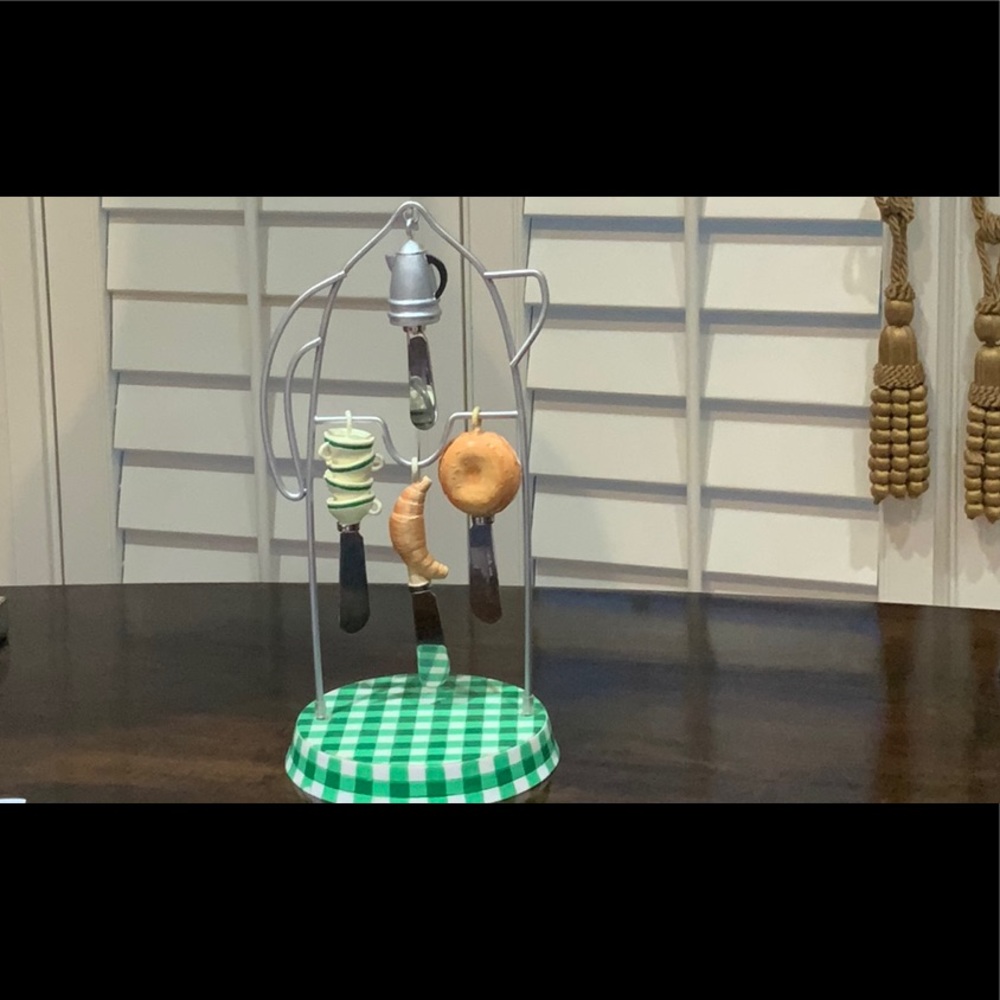 Cheese/dip spreader with 4 knives
